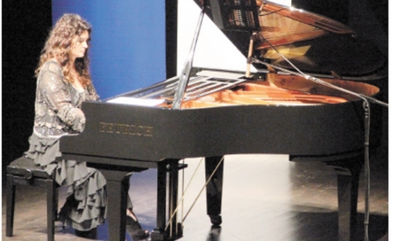 Dünyaca ünlü piyanist Anjelika Akbar ÇOSB’de konser verdi