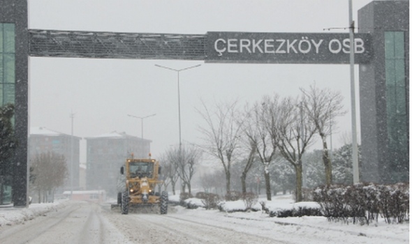 ÇOSB Müdürlüğü kar yağışında gece-gündüz yolları açık tutuyor