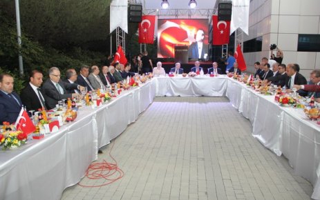  Bakan Müezzinoğlu ilaç sektörü temsilcileriyle iftarda buluştu